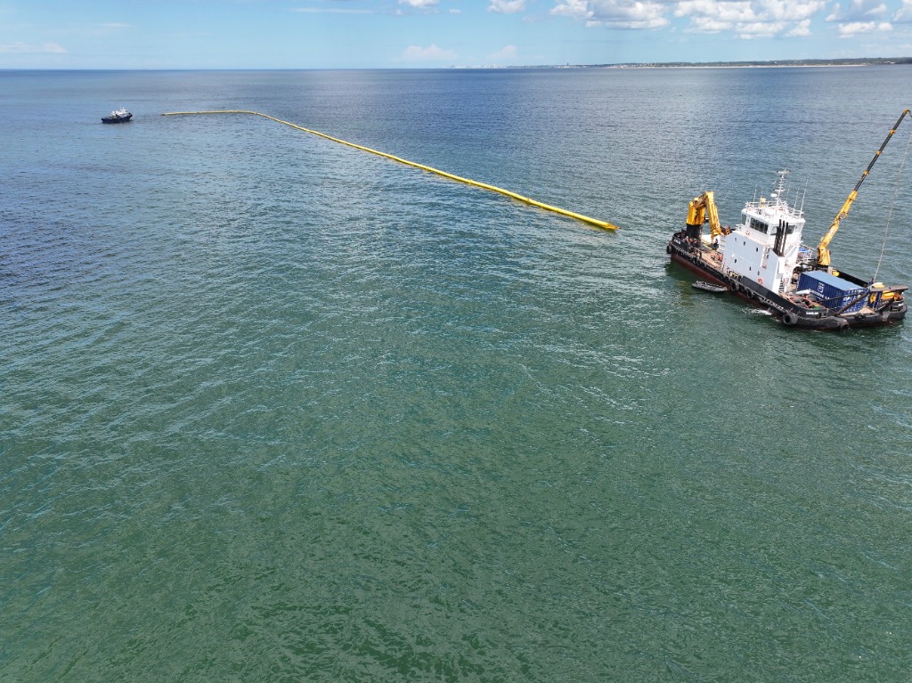 Vista aérea de barrera de contención en mar abierto